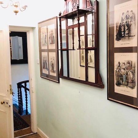 Lauras Townhouse Apartments Dressmakers Salon Bath Buitenkant foto