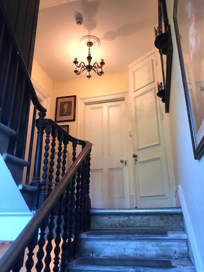 Lauras Townhouse Apartments Dressmakers Salon Bath Buitenkant foto