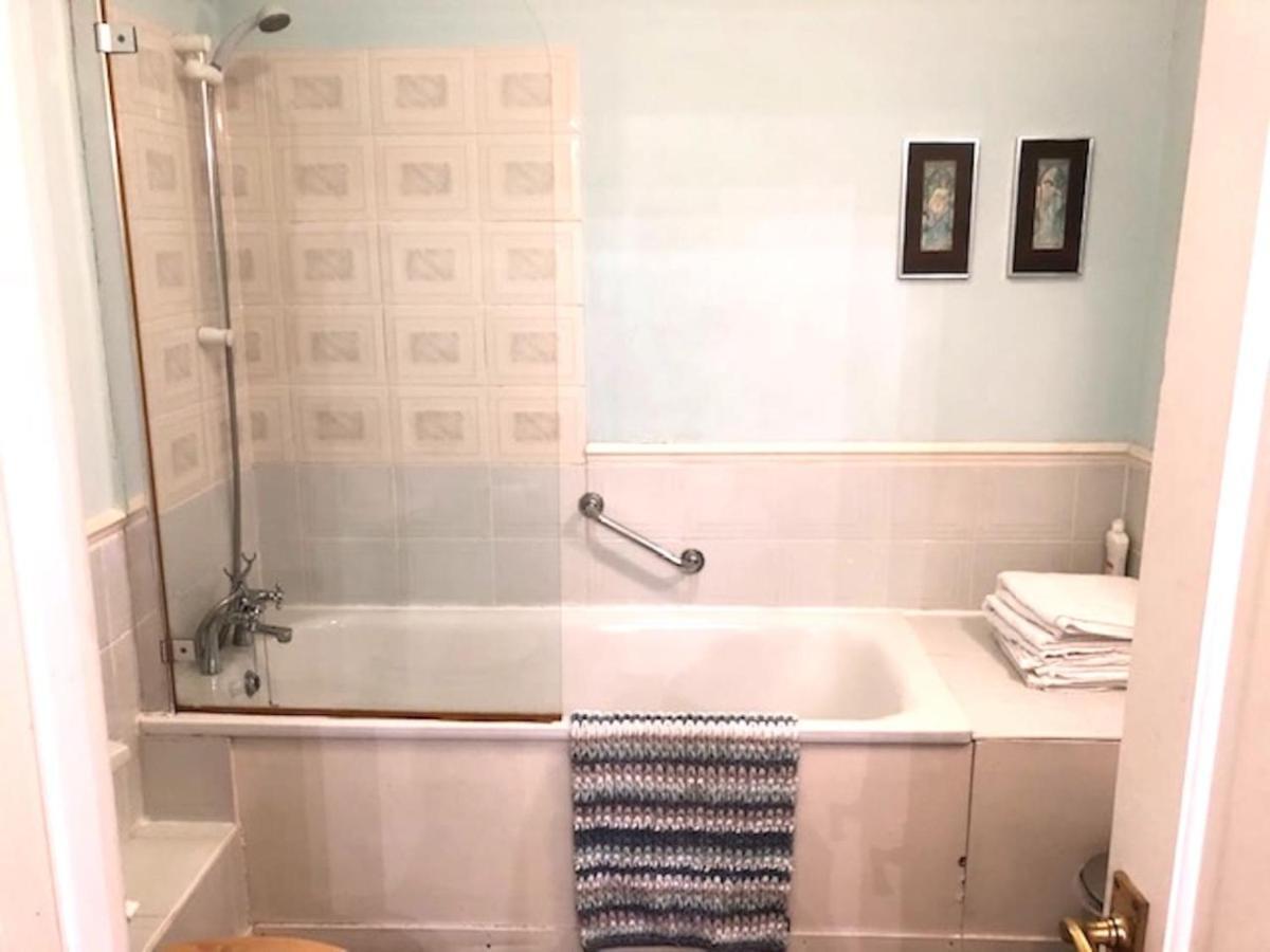 Lauras Townhouse Apartments Dressmakers Salon Bath Buitenkant foto