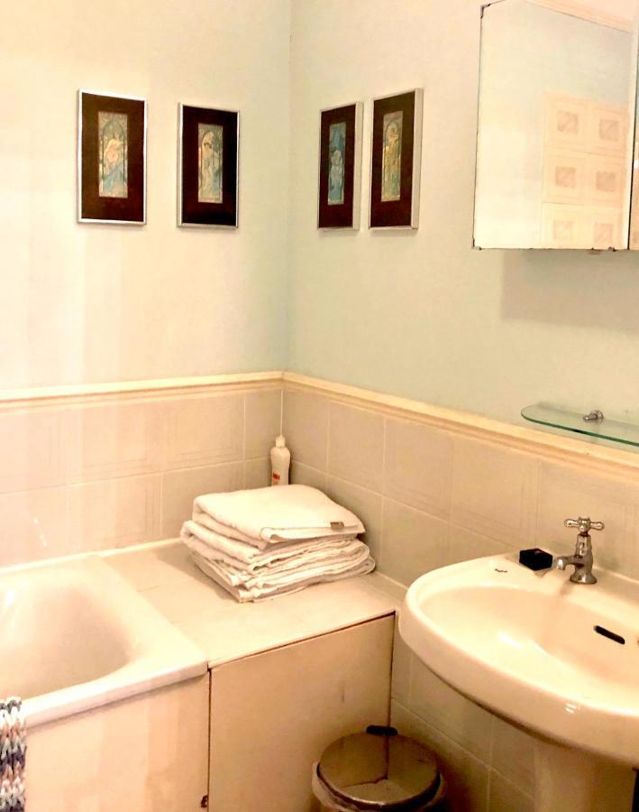 Lauras Townhouse Apartments Dressmakers Salon Bath Buitenkant foto