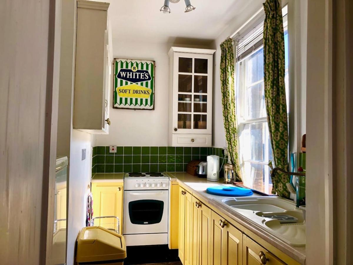 Lauras Townhouse Apartments Dressmakers Salon Bath Buitenkant foto